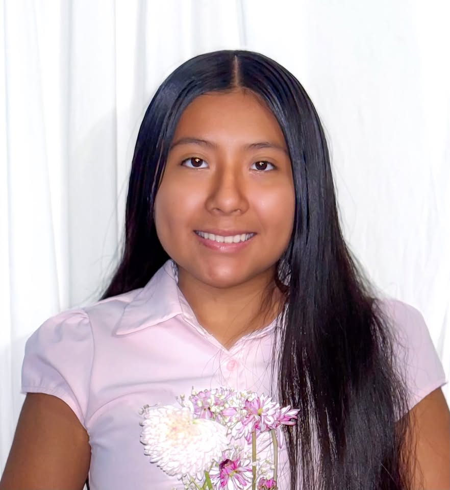 Carina, founder of Bouquetsscl, smiling — the person behind every handmade bouquet